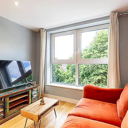 Spacious Modern Flat In Chelsea Harbour